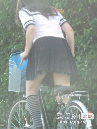 �ձ�Ů��һ����У���ͺ�Ů�� ��BС��ȹ